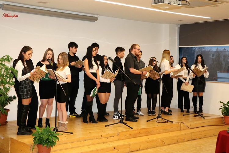 Jószolgálati tevékenységünk újabb állomása december 11-én a Kazincbarcikai Egyesületek Fóruma évzáró adventi rendezvényén való részvétel volt.