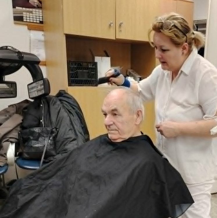 Surányis szépészek az idősek szolgálatában
