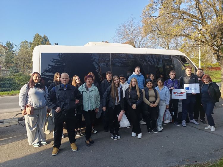 Ma útnak indult 16 diák és 2 kísérő tanár a Vajdaságba az Erasmus+ pályázat keretében egy 21 napos szakmai tanulmányútra!