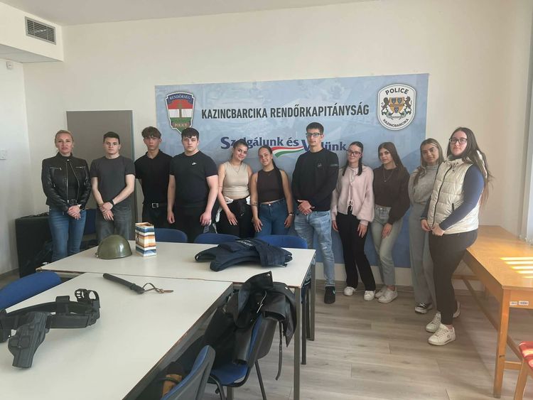 2026. április 23-án intézményünk 11/B közszolgálati technikus osztálya osztályfőnökük és katonai oktatójuk kíséretében látogatást tett a Kazincbarcikai Rendőrkapitányságon.