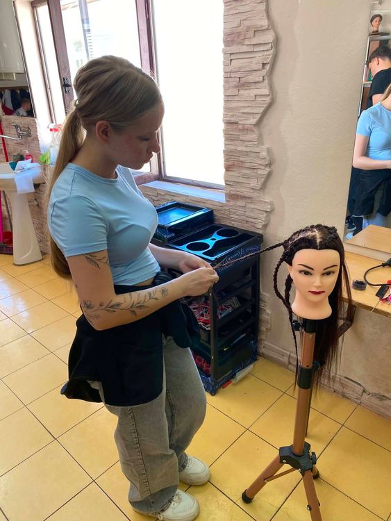 Az Ózdi SZC Surányi Endre Technikum, Szakképző Iskola és Kollégium négy, a szépészet ágazatban tanuló fodrász diákja Erasmus+ program keretében szakmai gyakorlaton vesz részt Csókán.