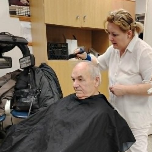 Surányis szépészek az idősek szolgálatában